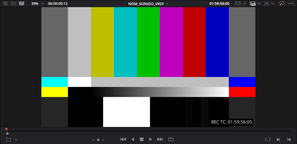 Monitor de DaVinci mostrando barras de color SMPTE con el código de tiempo 01:59:56:05 visible en la esquina inferior derecha, para generear la referencia para sonido en davinci