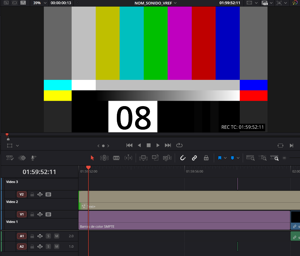 Vista combinada de monitor y timeline en DaVinci Resolve mostrando el número 08 sobre las barras SMPTE con el REC TC 01:59:52:11 en la esquina inferior derecha