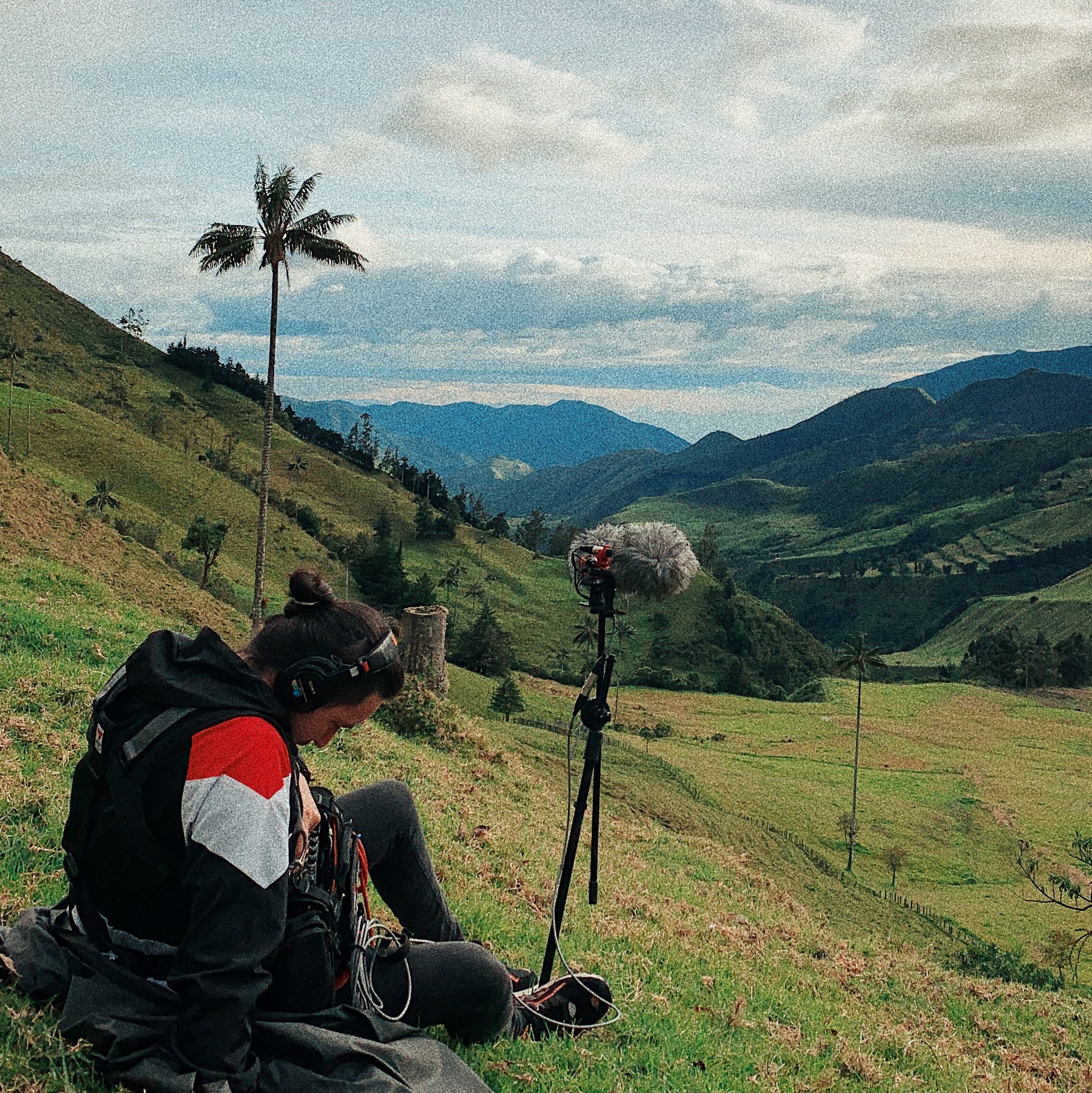 Angel Alonso Sarmiento grabando ambientes durante el rodaje de Los García, 2022; sonido cinematográfico en Colombia