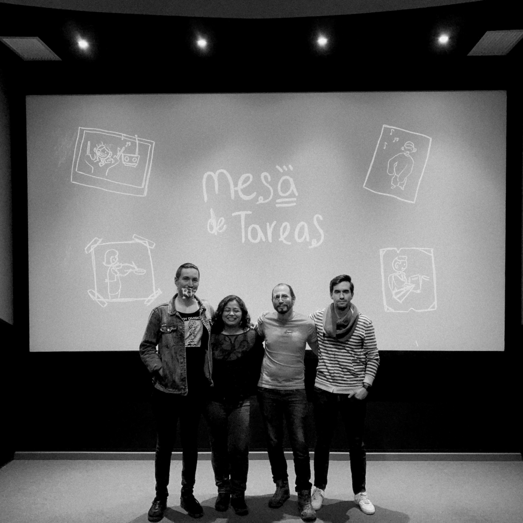 angel durante la mezcla de mesa de tareas sonido cinematográfico en Colombia