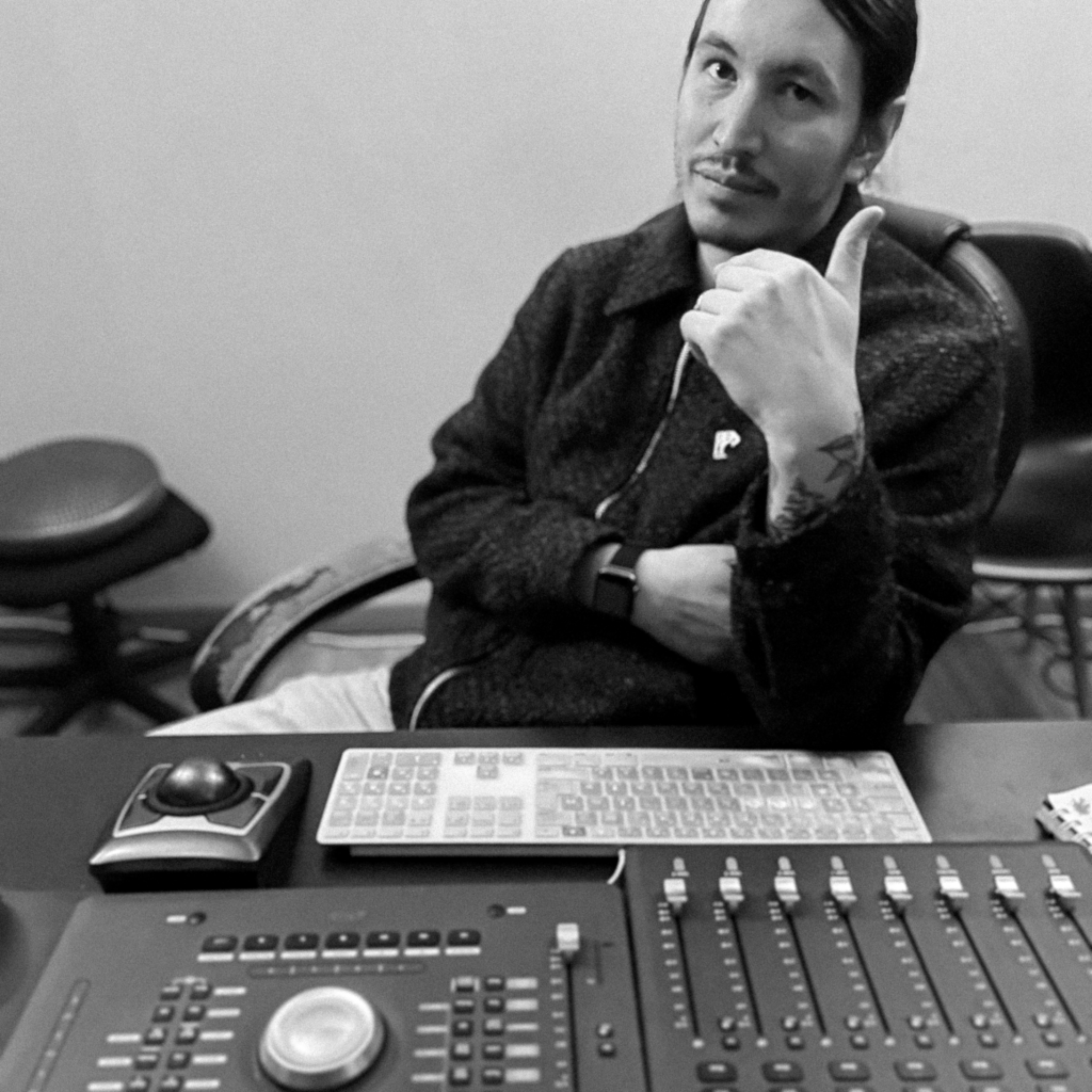 angel haciendo check mix en stems sonido cinematográfico en Colombia