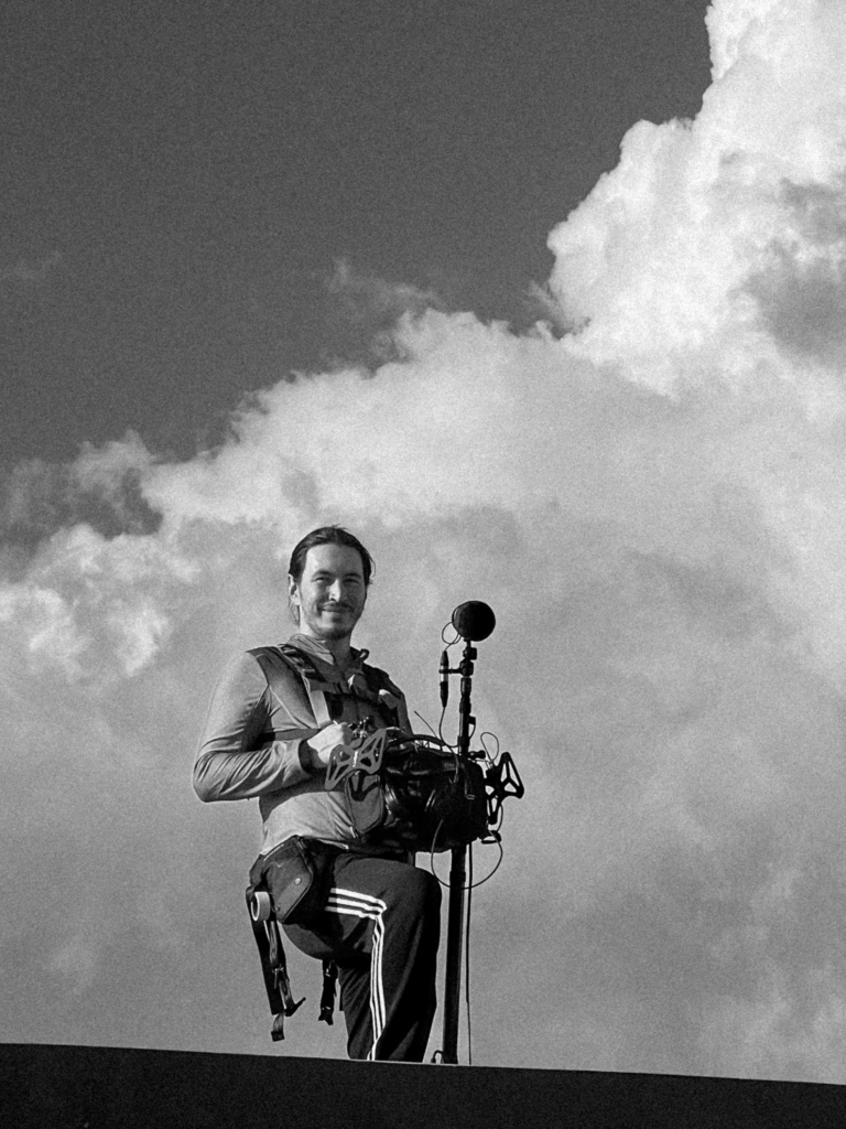 angel alonso sarmiento durante el rodaje de cabañas