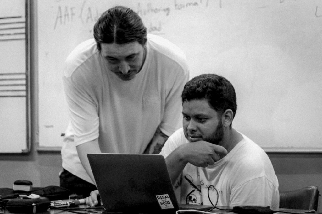 Enseñar a escuchar: diez días en la EICTV Revisando una sesión de Pro Tools